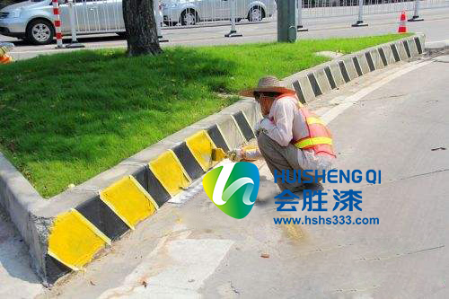 道路安全島起隱患 增刷反光漆減少事故發生