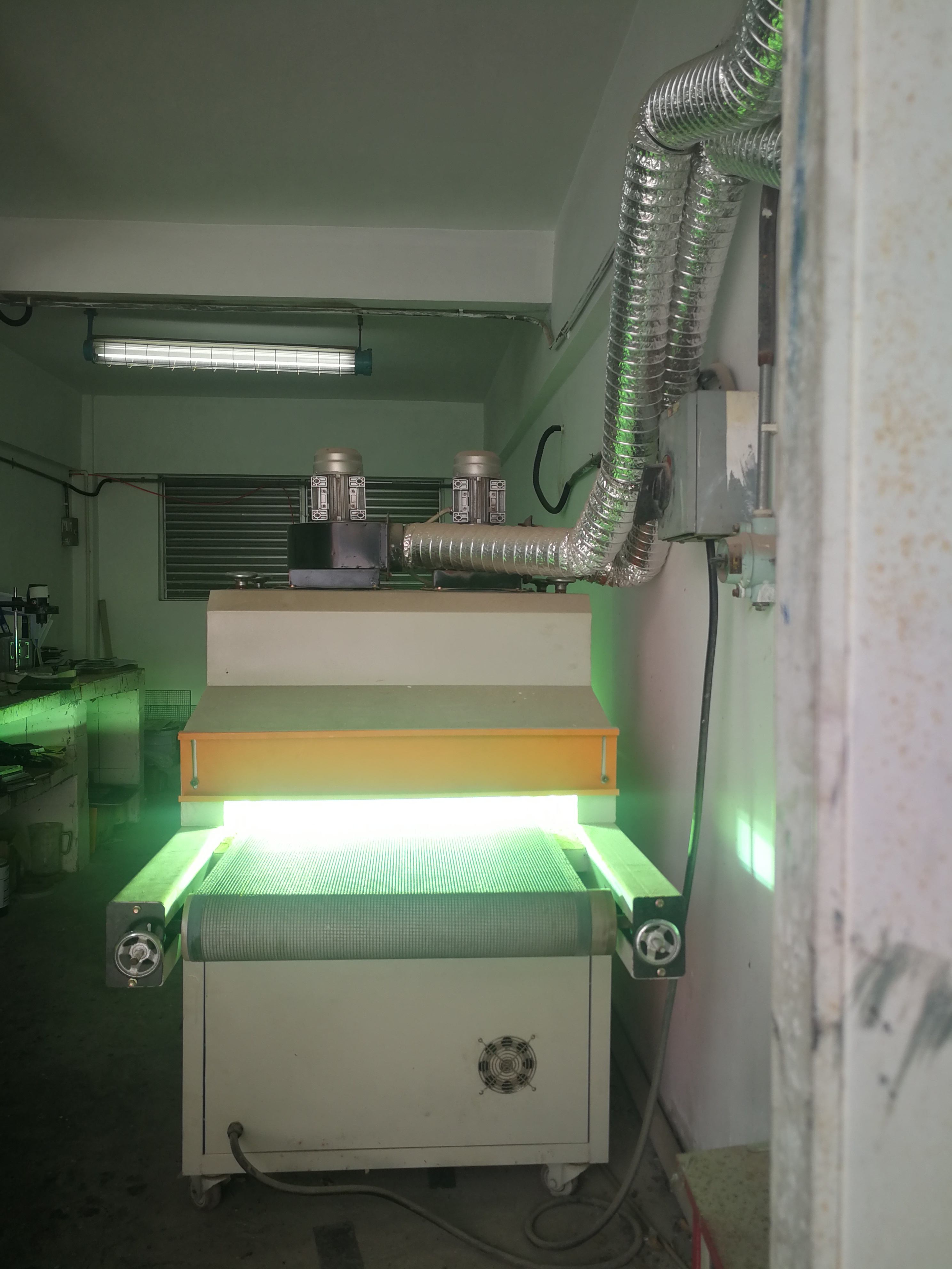 原來(lái)，這才是公路反光漆背后的“女人”