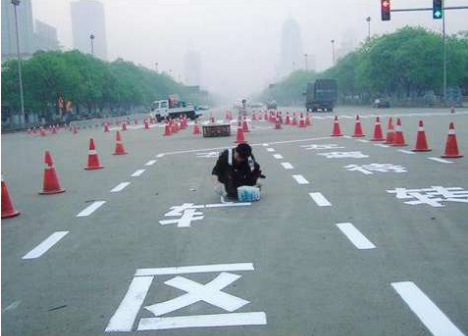 為什么都是用的馬路劃線反光漆，效果卻大相徑庭？
