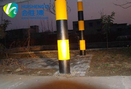 反光漆立桿如人墻般聳立，只為了……