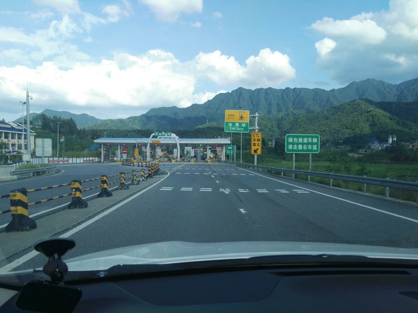 藍天白云下的大山與反光漆路牌點綴成畫