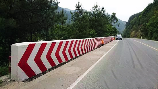國道路段消除隱患，涂刷80米紅白反光漆