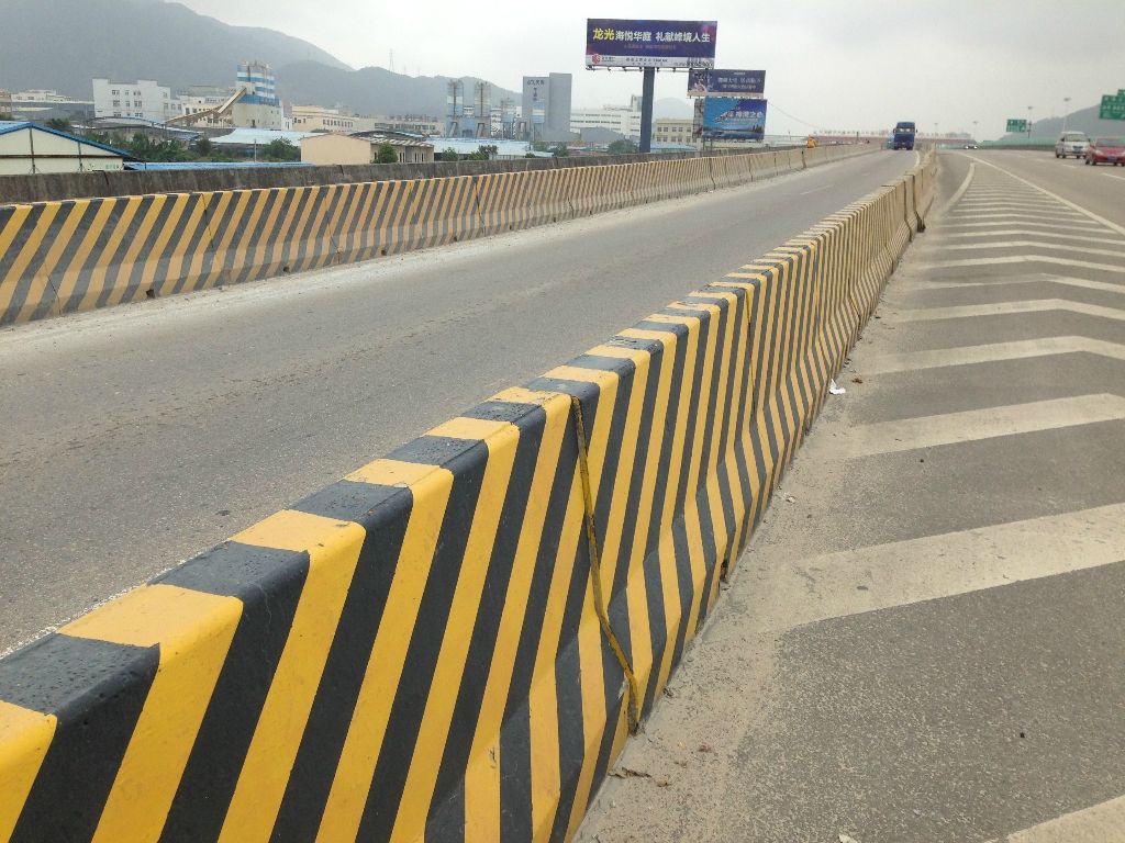 道路上隔離墩反光油漆再次換上新衣，回家的路上是一道美景