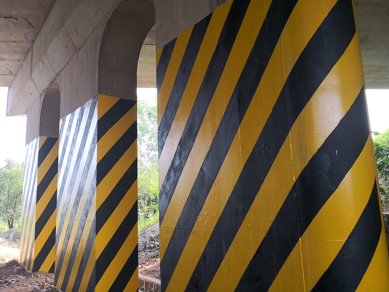 你看，那一條條規(guī)律有型的道路安全反光漆多賞心悅目！