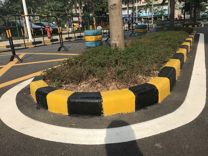 生活樓道也需要涂刷反光油漆，預防居民摔倒