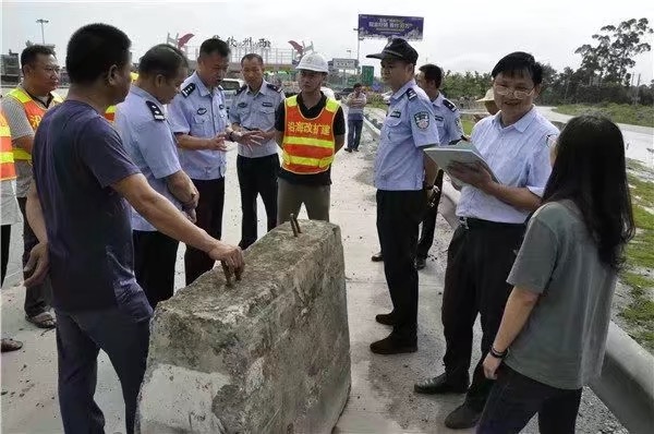 出事了！封路不涂水泥墩反光油漆，摩托車撞上了，生死未卜