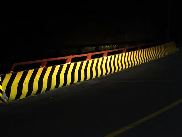 畢節高速路防撞墩反光漆