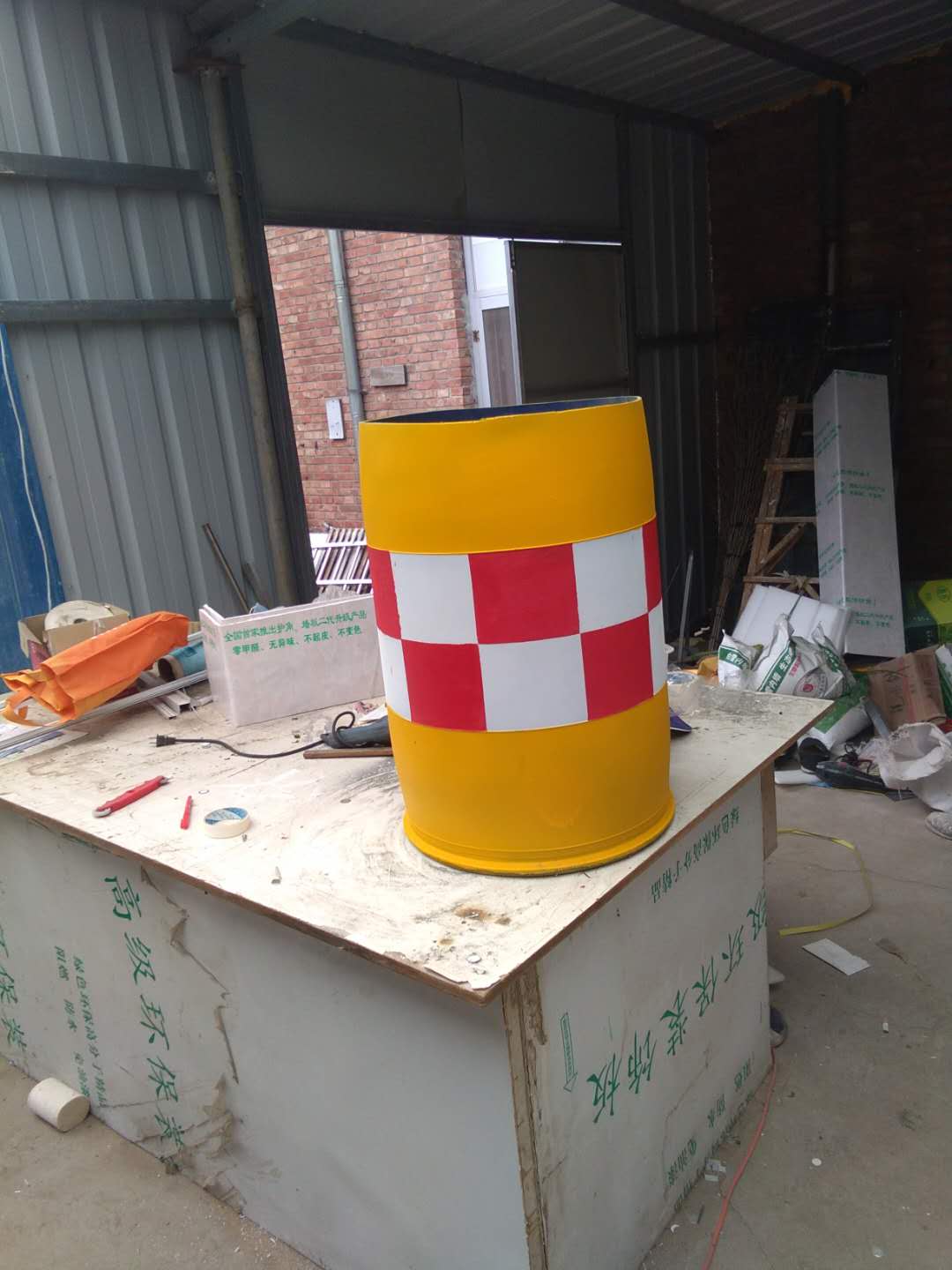 這樣被警示反光漆包圍的防撞桶，你見過嗎？