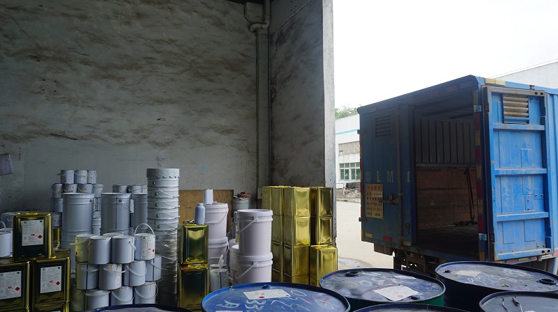 道路黃黑反光漆廠家：來來來，濟(jì)寧的客戶請(qǐng)往這邊走~