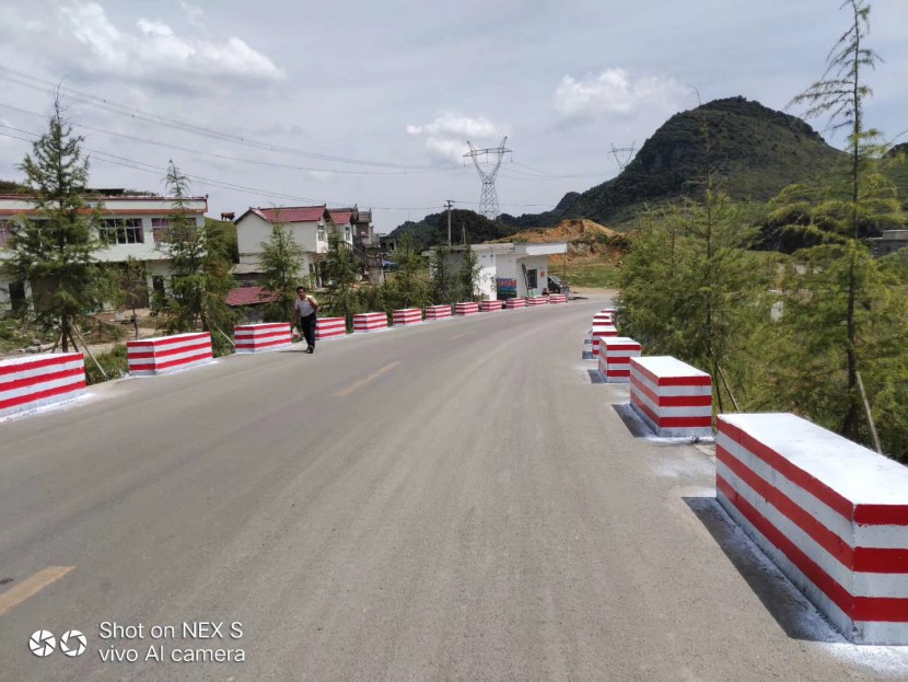 公路防撞墩反光漆起泡了？何解？