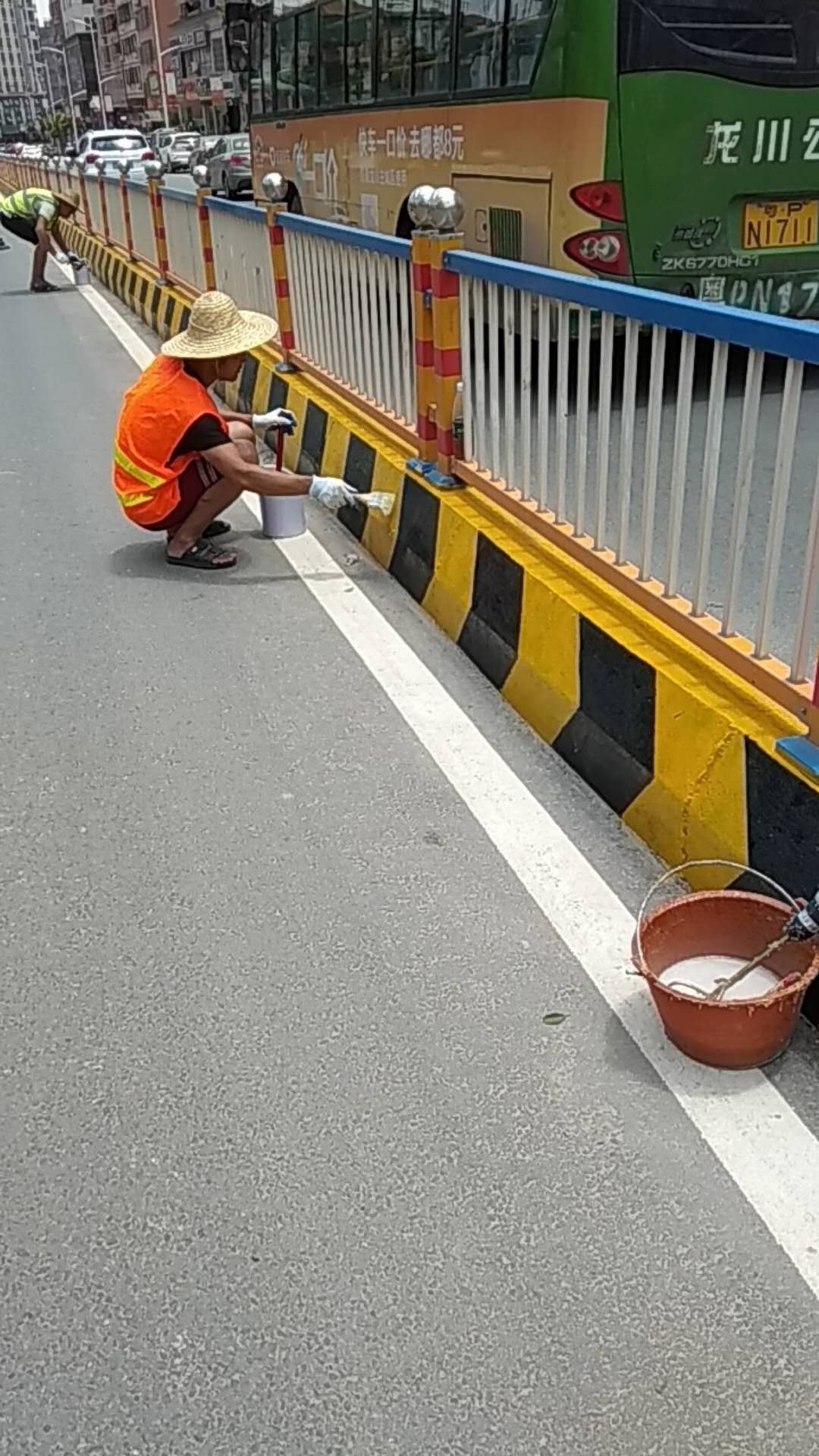 匯勝道路黃黑反光漆，公路養護的好幫手！