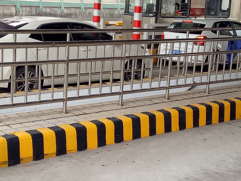 道路黑色反光漆施工還需要特別注意這些