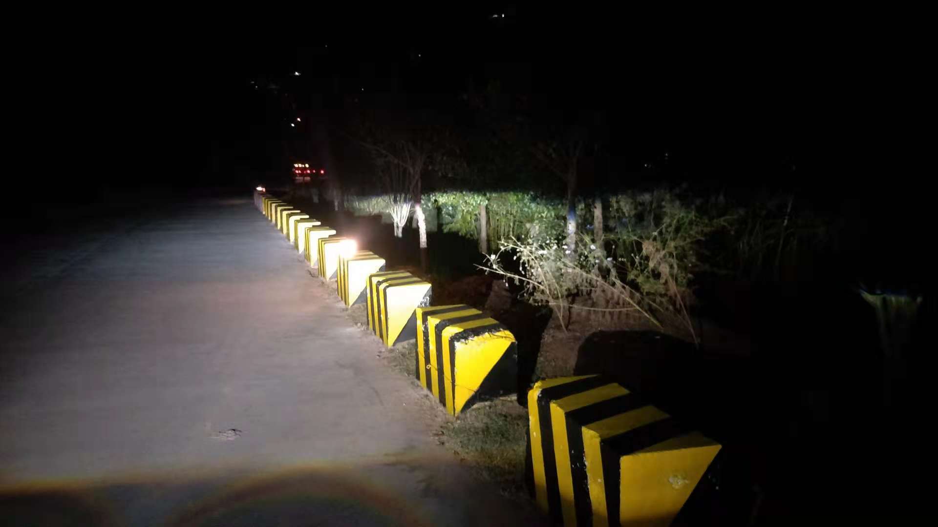 來自云南大理的會勝牌道路黃黑反光漆施工效果