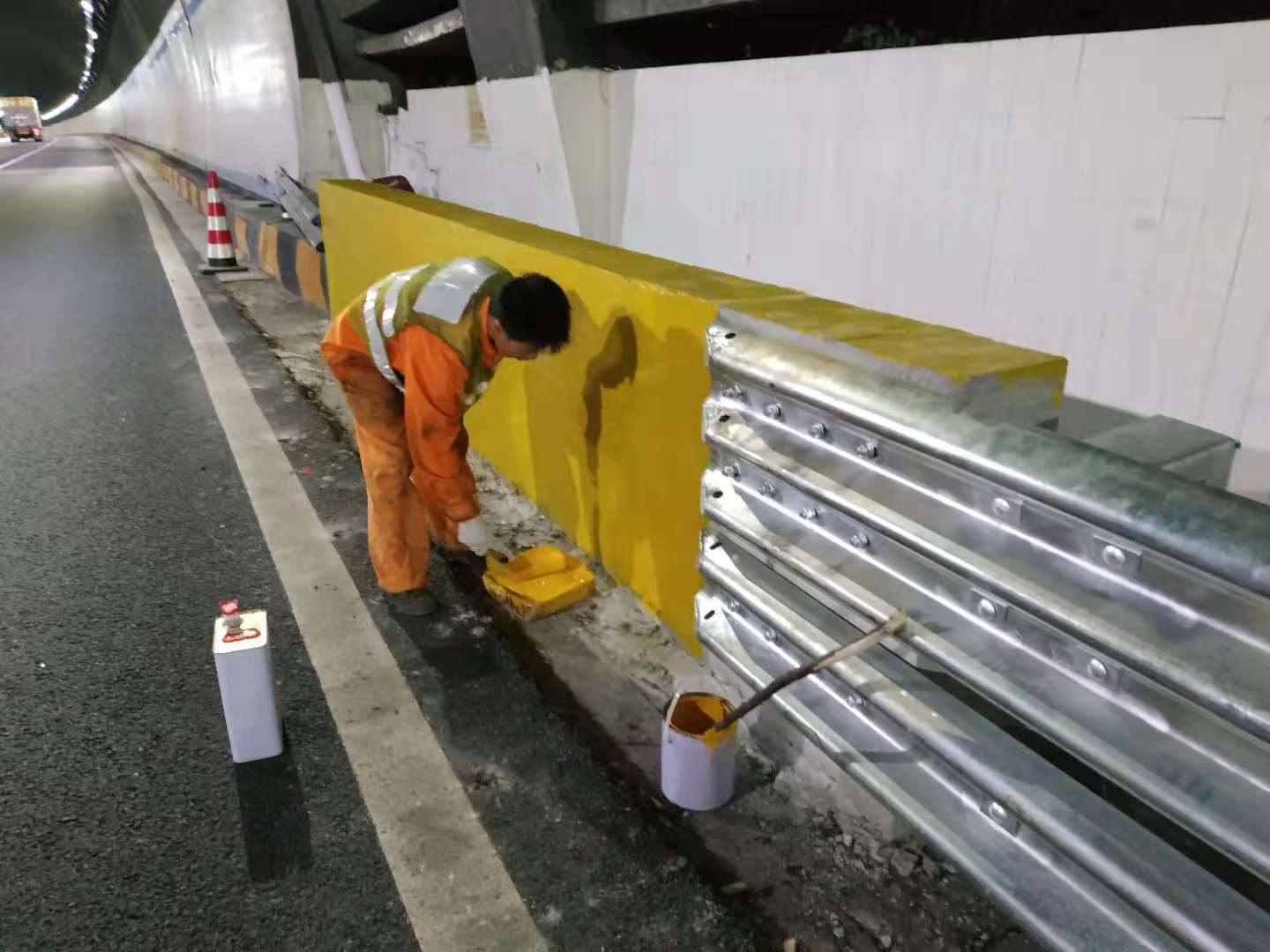 道路防護反光漆是噴涂好還是滾涂好？