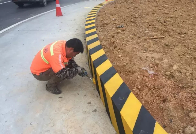 讓路沿石在夜晚被照亮的是反光油漆