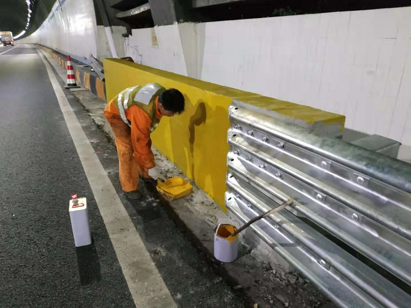 已經(jīng)施工的高強(qiáng)隧道反光涂料雨天注意事項(xiàng)一覽