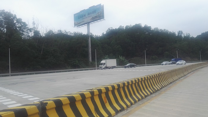 匯勝化工為您解讀防撞墻反光油漆的這一施工弊病問題