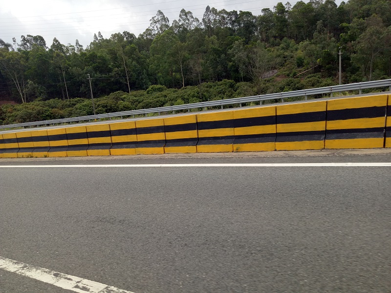 水泥防撞墩反光油漆還需要翻新處理？