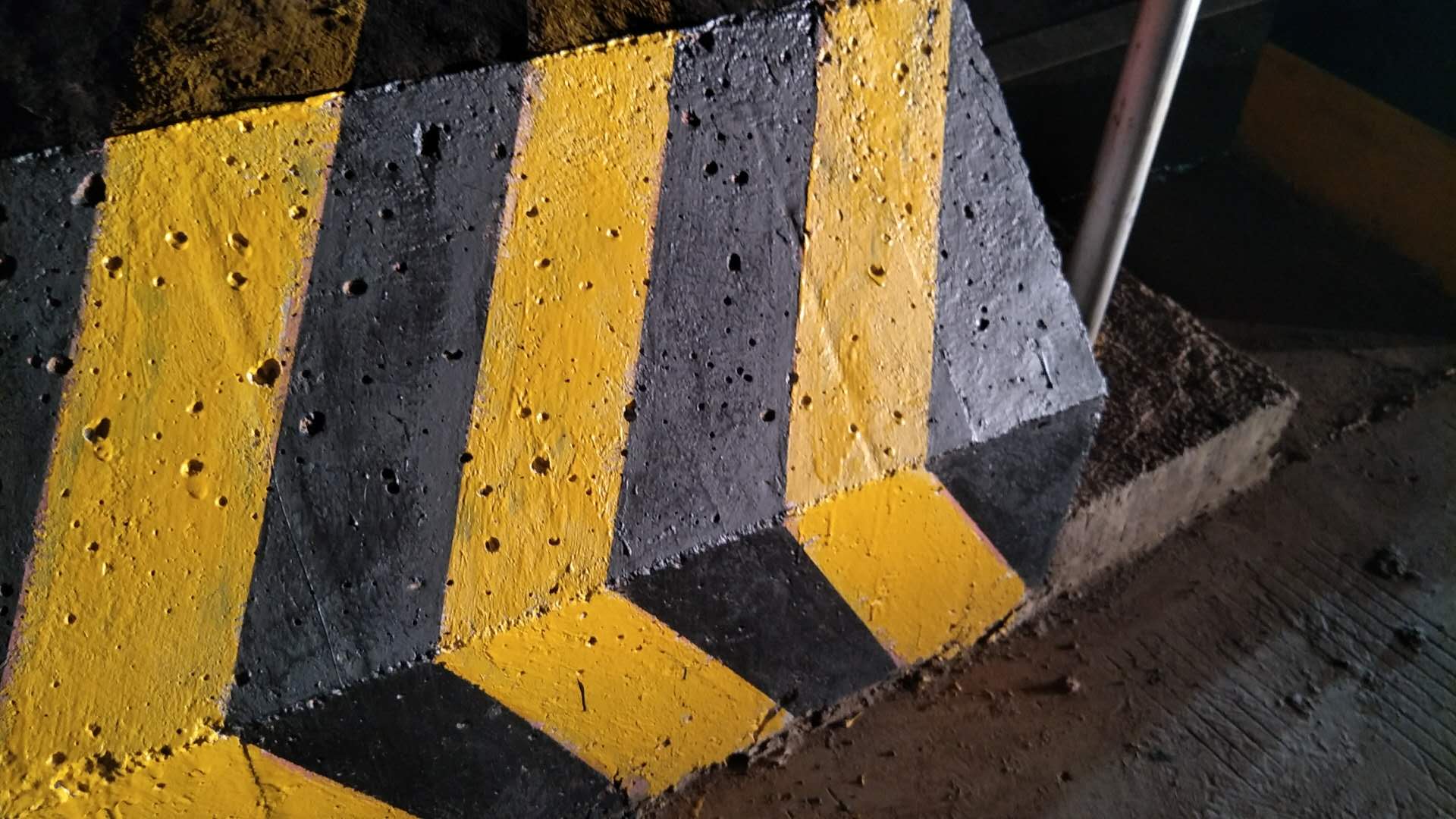 混凝土防撞墩反光漆可以滾涂嗎？