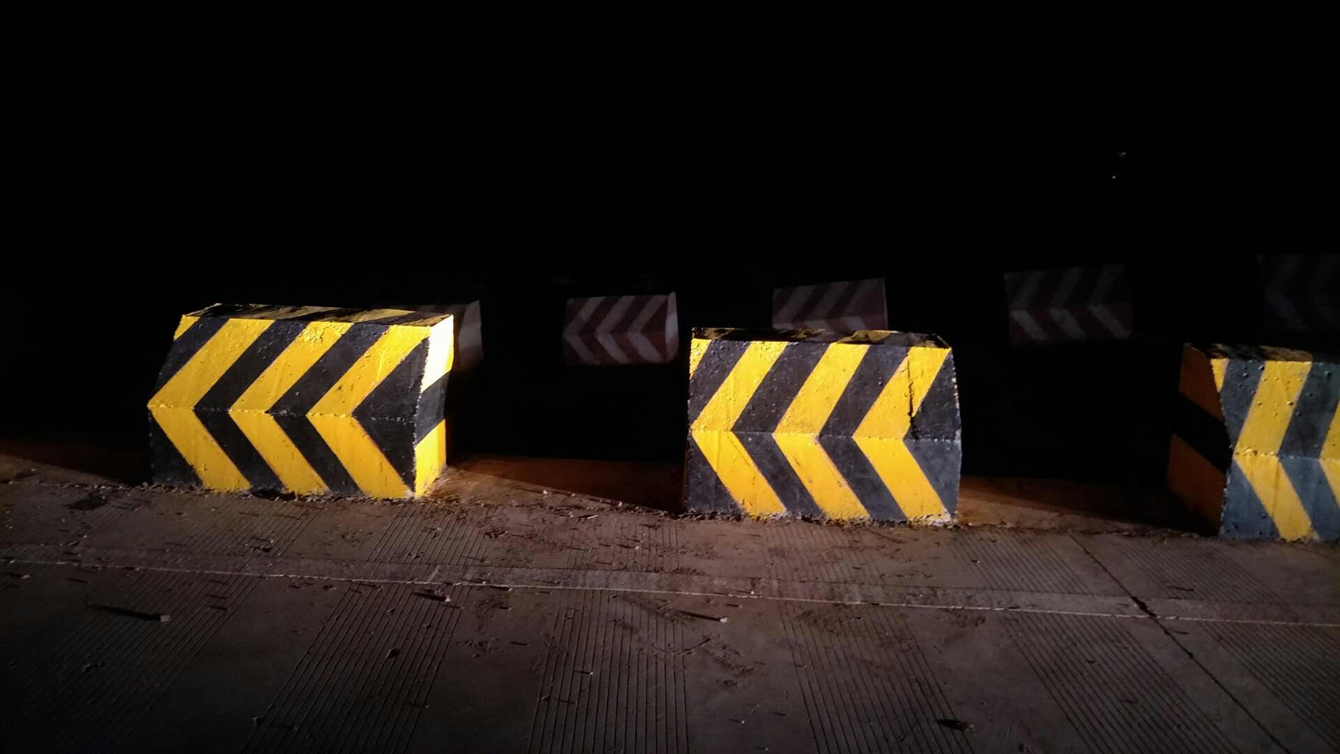 道路防撞墩反光漆使用方法和步驟