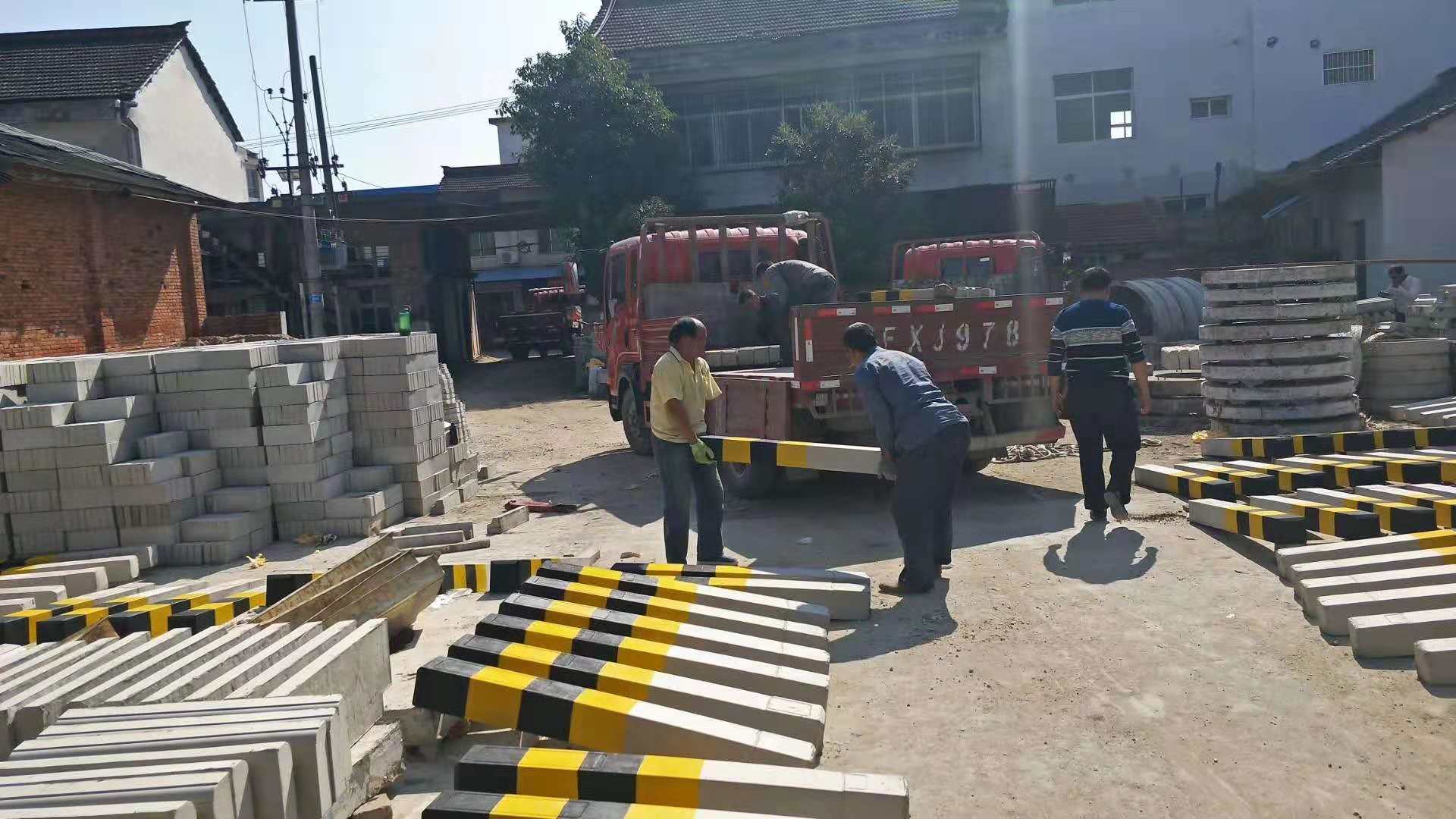 水泥墩耐磨黃色反光漆是如何進行施工的