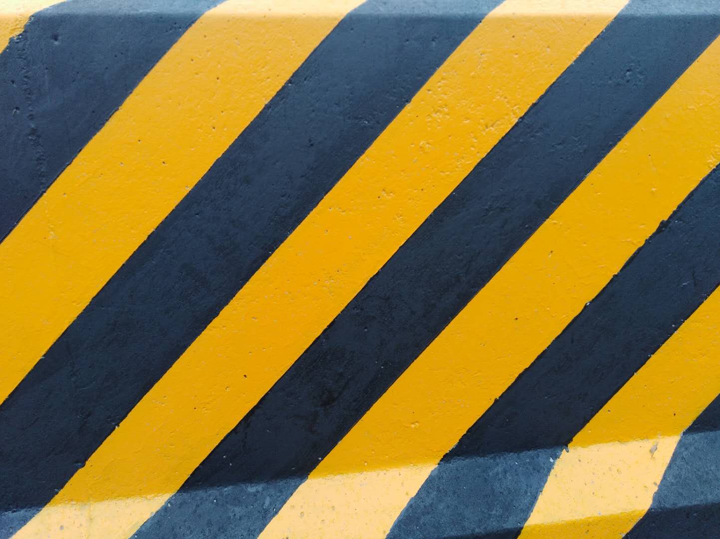 防撞墩貼反光膜還是刷油漆好？