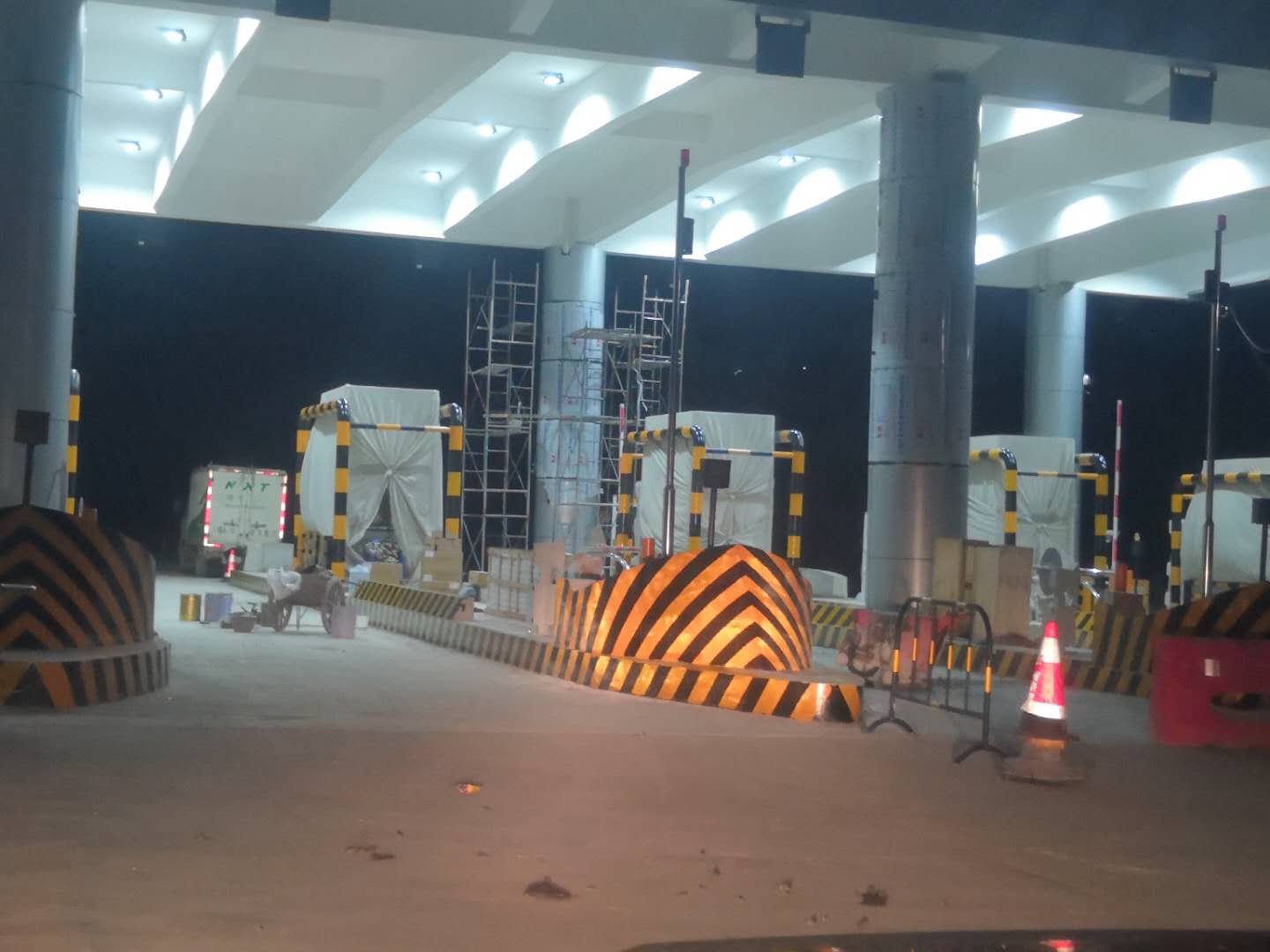 廣深高速收費站工程的反光漆效果圖