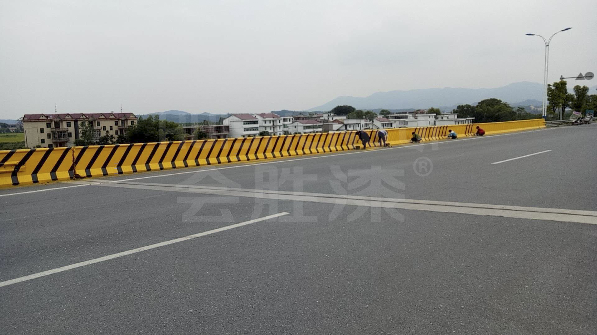 使用在高速公路設(shè)施上的警示油漆？