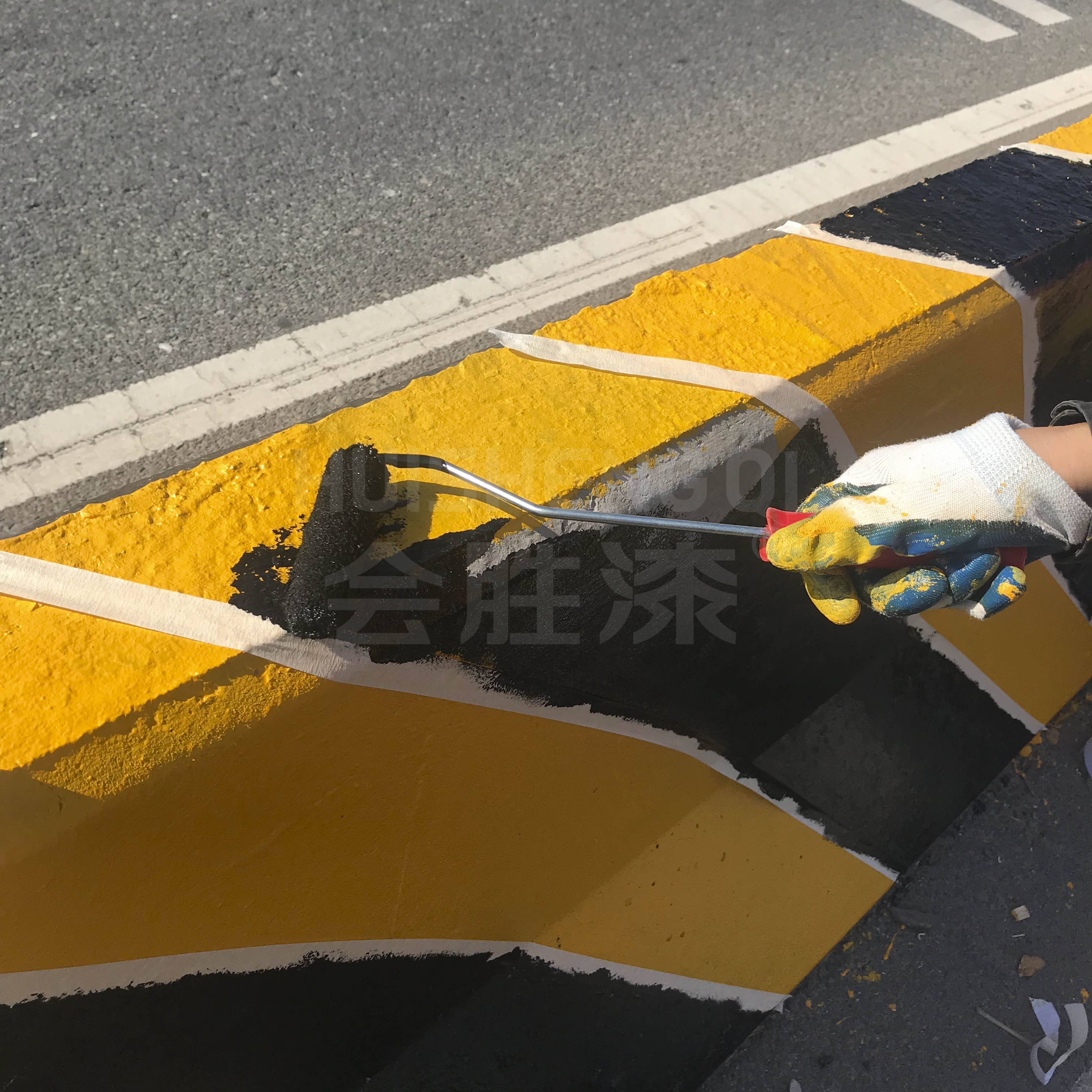 道路上的隔離設(shè)施怎么刷油漆？