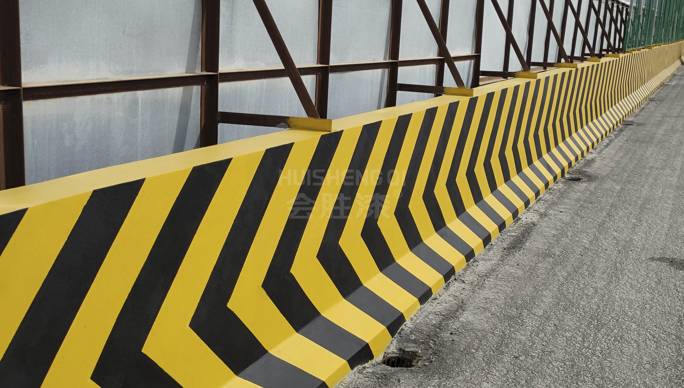 道路上的交通設施刷反光漆怎么樣？