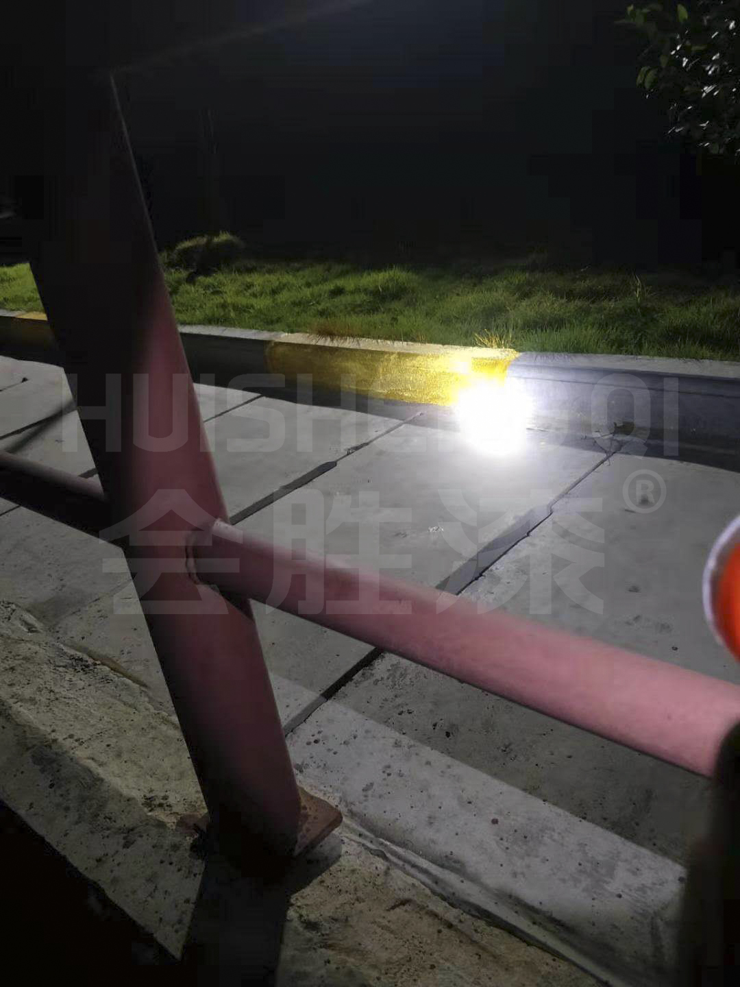 道路設施涂刷反光漆只是為了好看嗎？