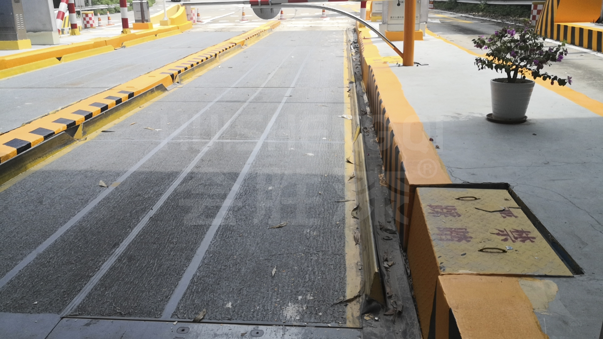 道路路牙警示使用什么油漆好？