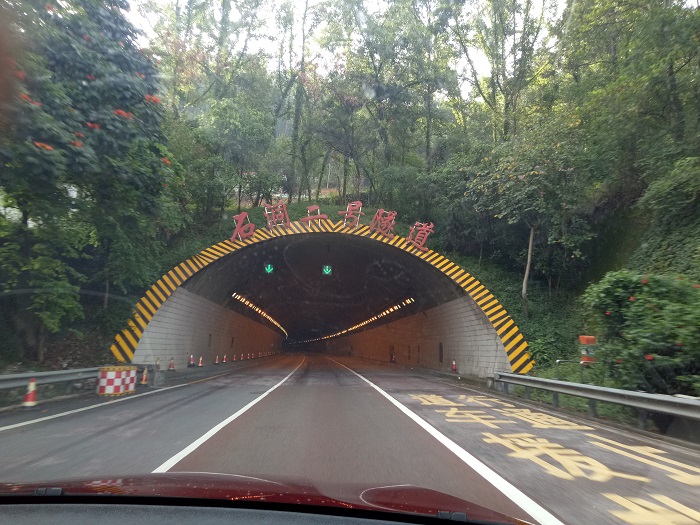 隧道反光漆.jpg 隧道反光漆.jpg