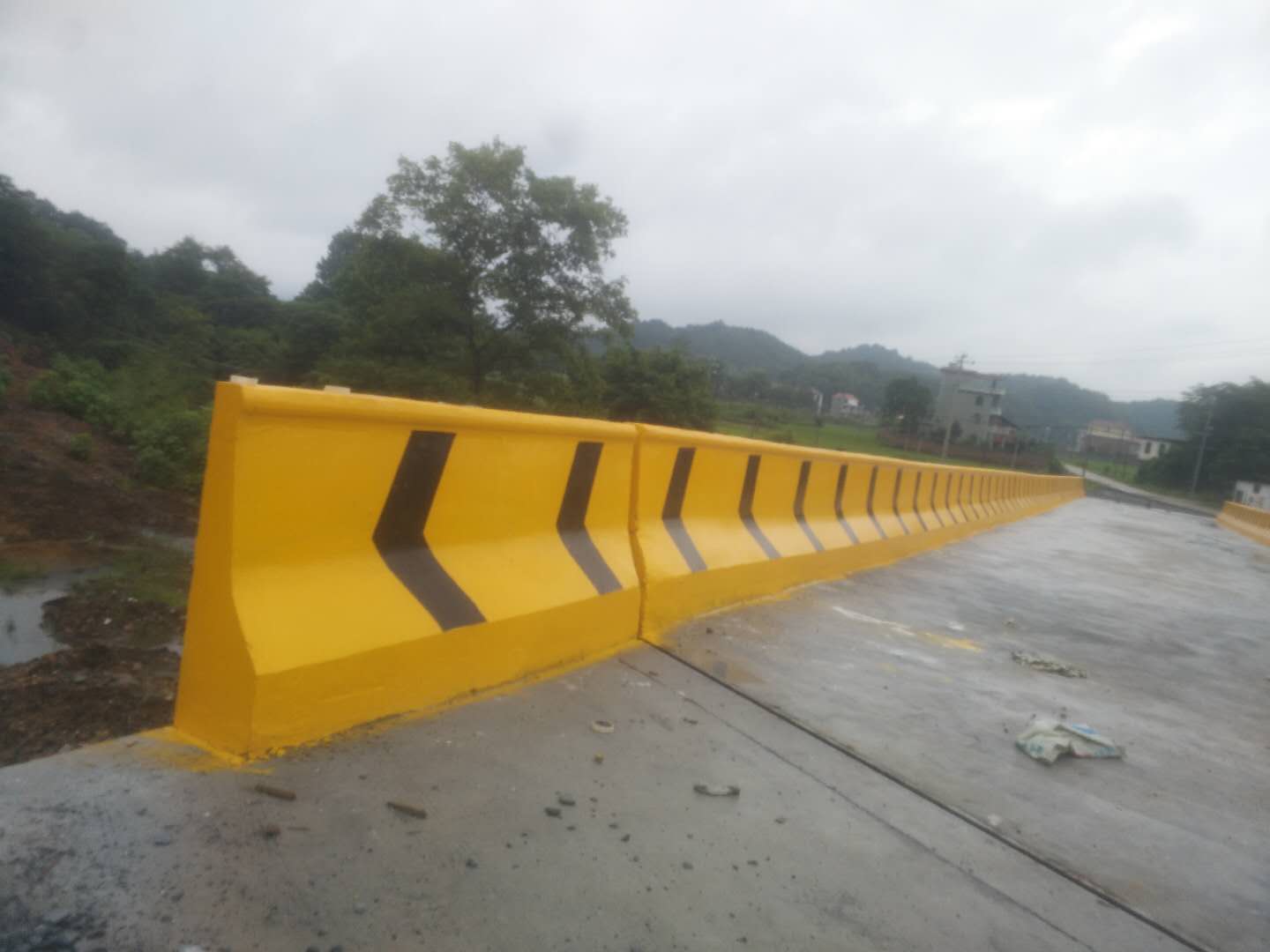 防撞墩反光漆效果圖 防撞墩反光漆效果圖