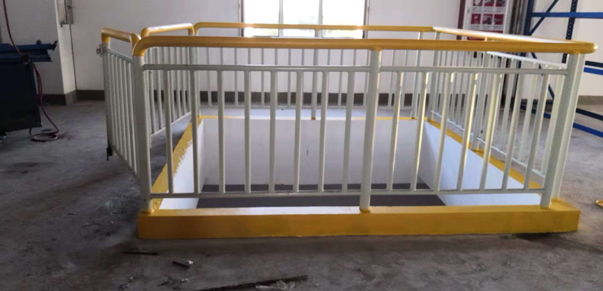 防護(hù)欄反光漆施工效果 防護(hù)欄反光漆施工效果