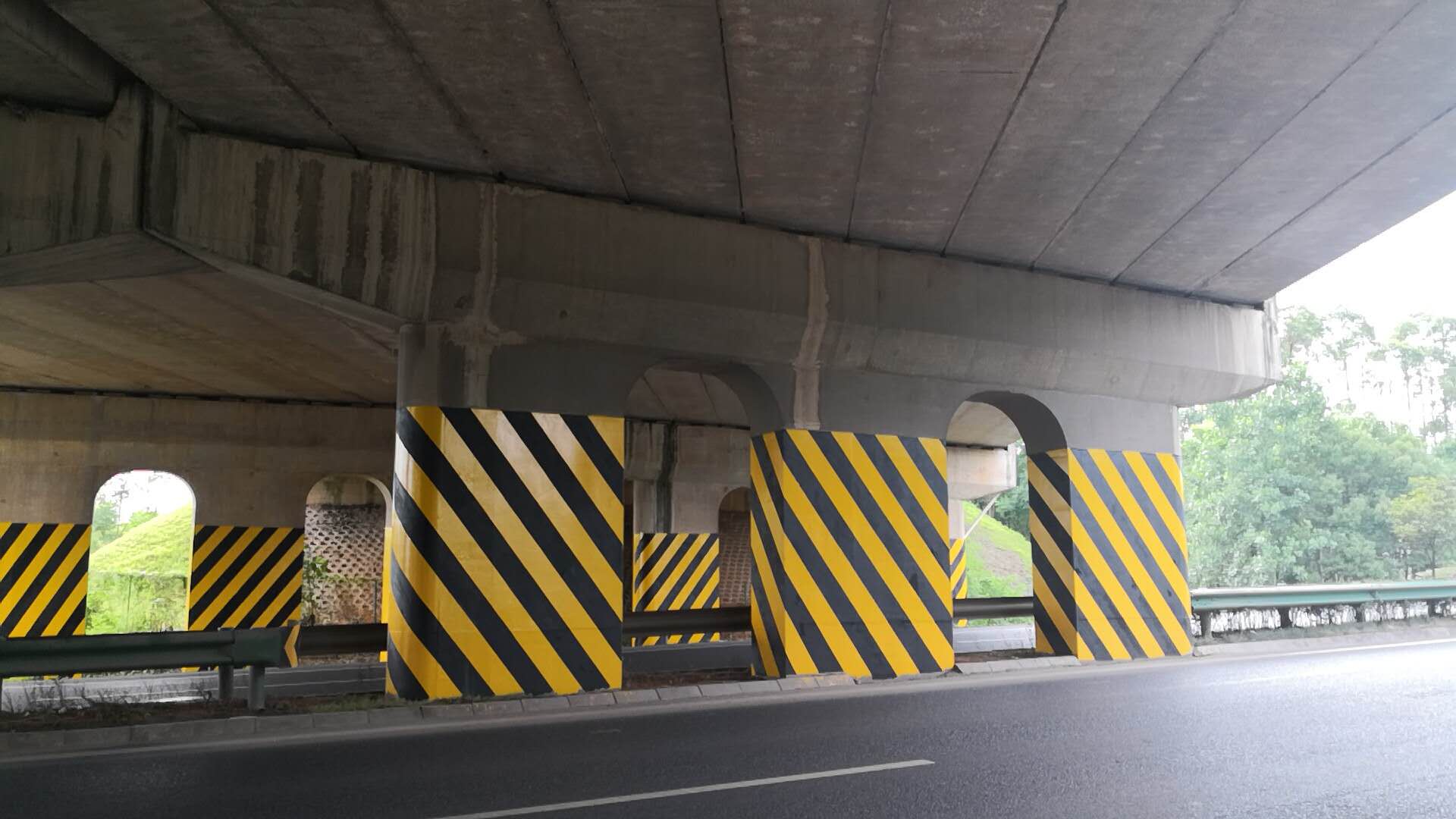 橋墩反光漆效果圖