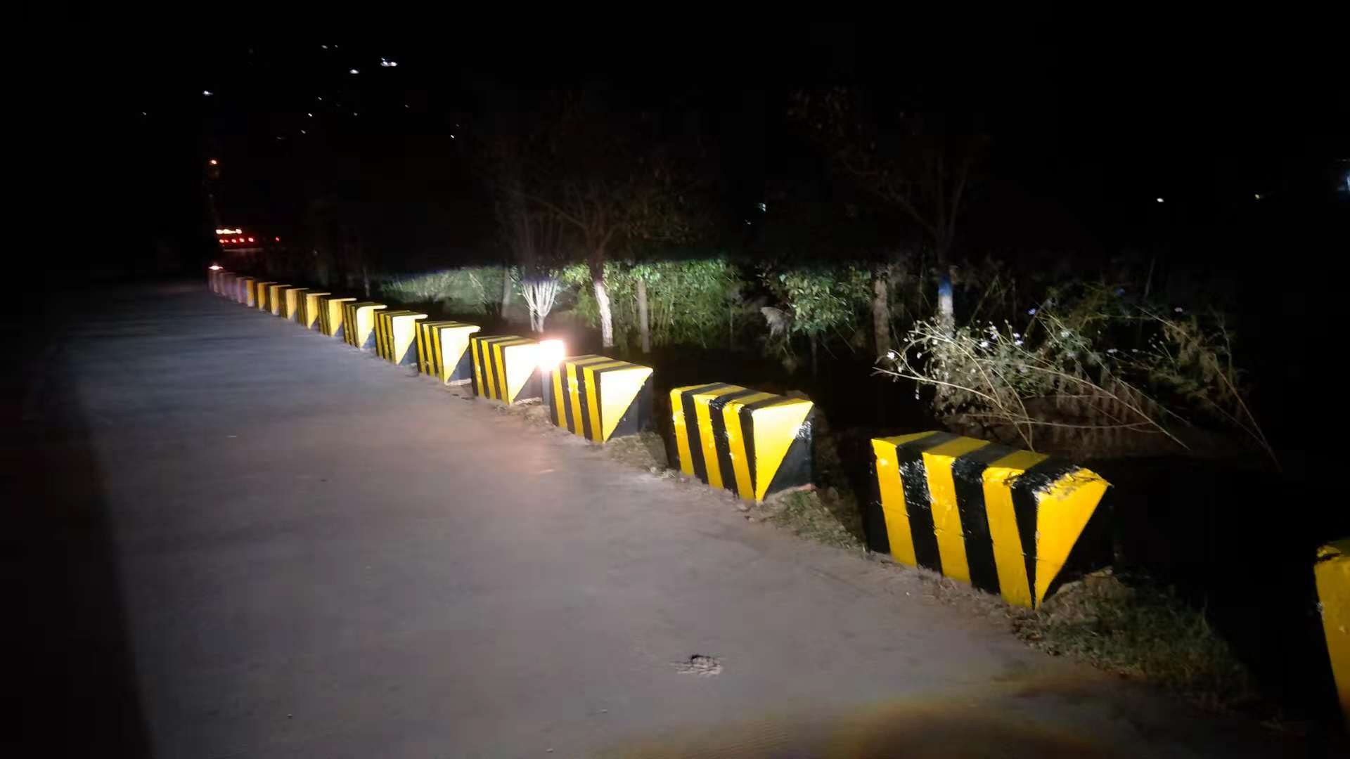 黃黑道路反光漆效果圖