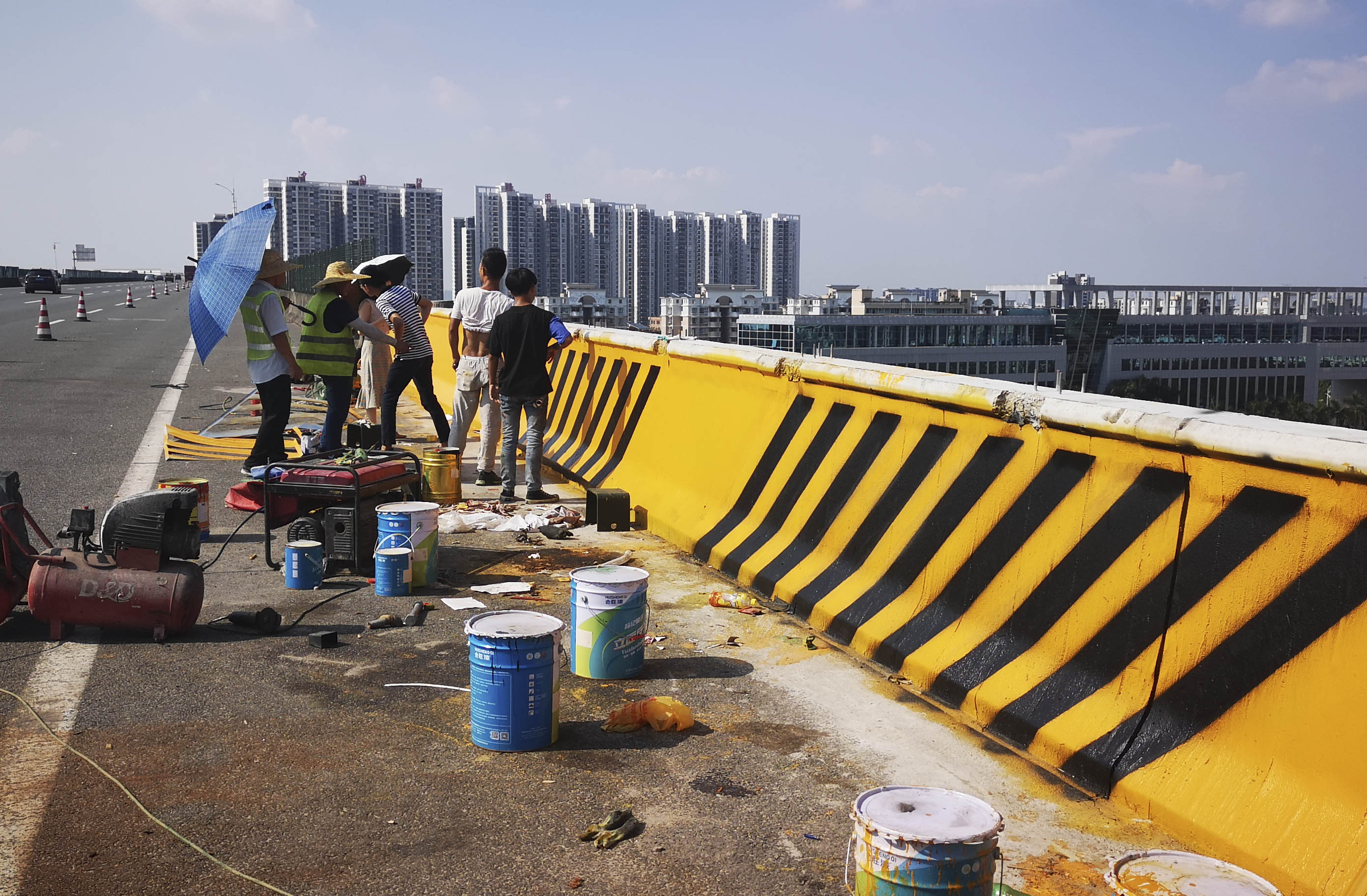 高速隔離墻反光漆施工圖片 高速隔離墻反光漆施工圖片