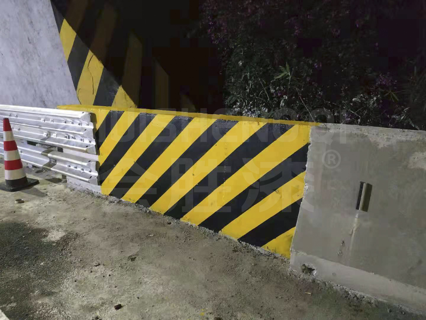 道路隔離墩反光漆